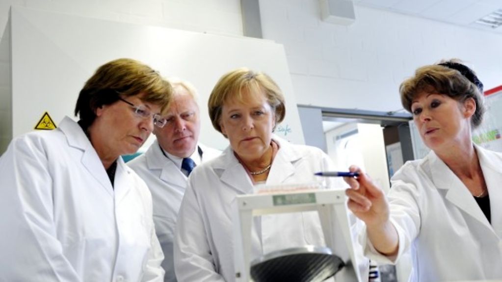 Bundesgesundheitsministerin Schmidt und Bundeskanzlerin Merkel im Labor