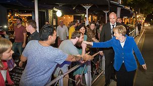 Bundeskanzlerin Angela Merkel wird in Brisbane mit einem Handkuss begrüßt.