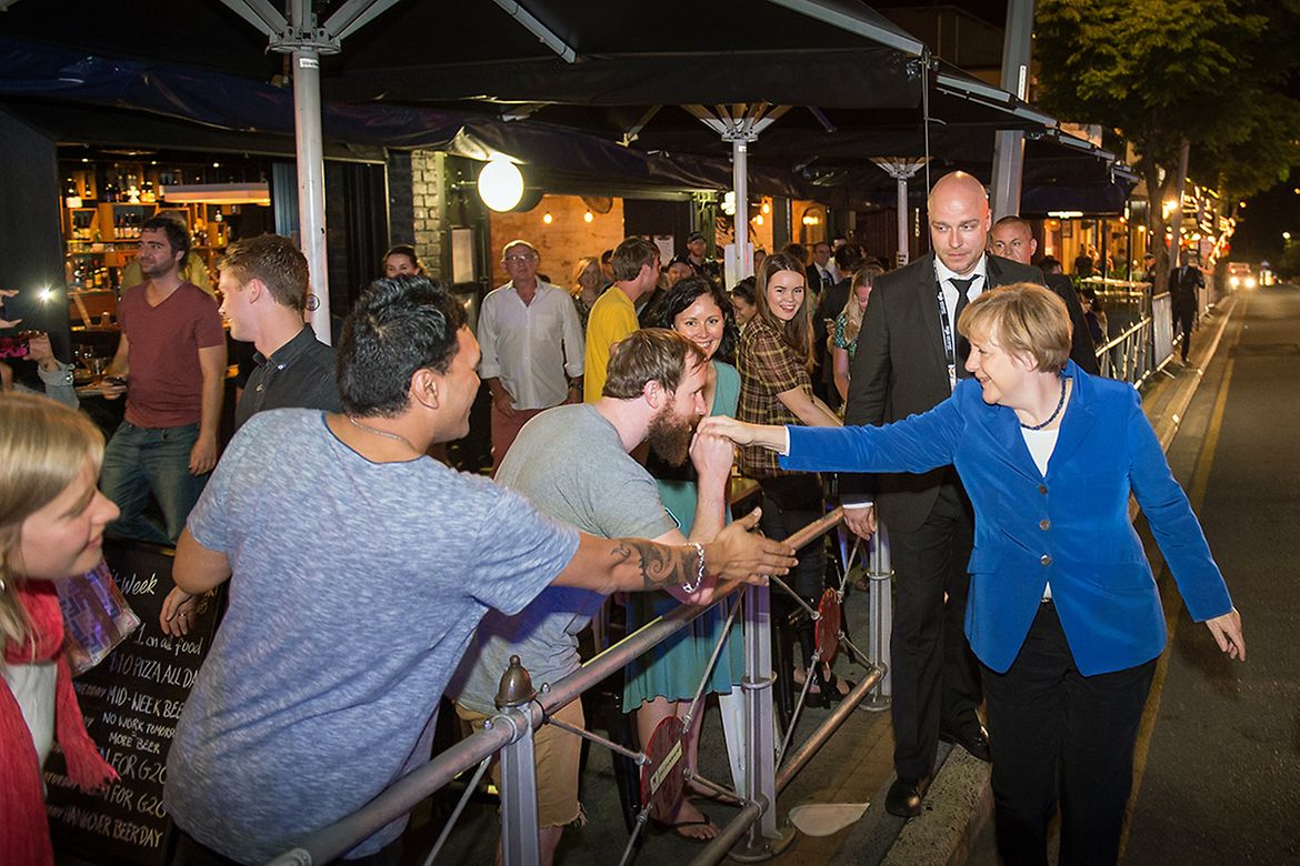 Bundeskanzlerin Angela Merkel wird in Brisbane mit einem Handkuss begrüßt.