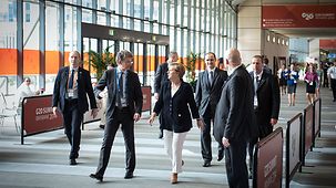 Bundeskanzlerin Angela Merkel geht im Konferenzzentrum.