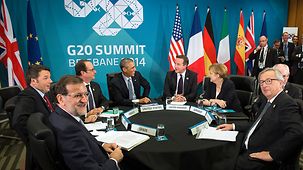 Bundeskanzlerin Angela Merkel unterhält sich mit US-Präsident Barack Obama und Großbritanniens Premierminister David Cameron.