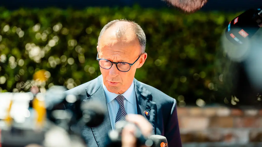 Kanzler im Grünen vor Pressekameras