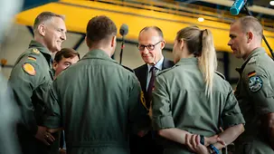Kanzler mit Soldatin und Soldat