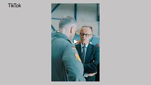 Kanzler Merz im Gespräch mit einem Soldaten der Luftwaffe.