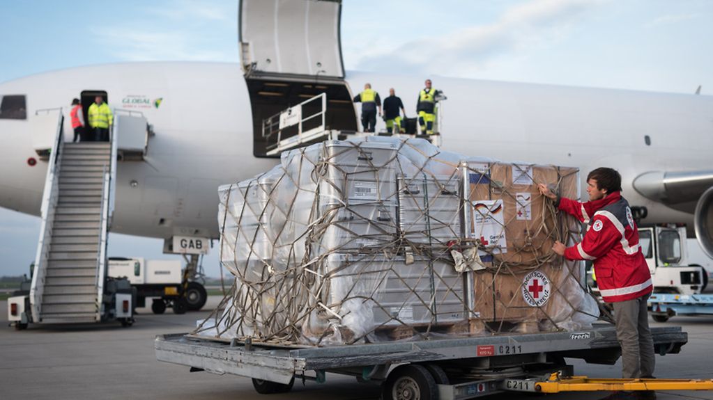 Abflug eines Hilfsflugs des Deutschen Roten Kreuzes nach Sierra Leone fuer ein Ebola-Behandlungszentrum,