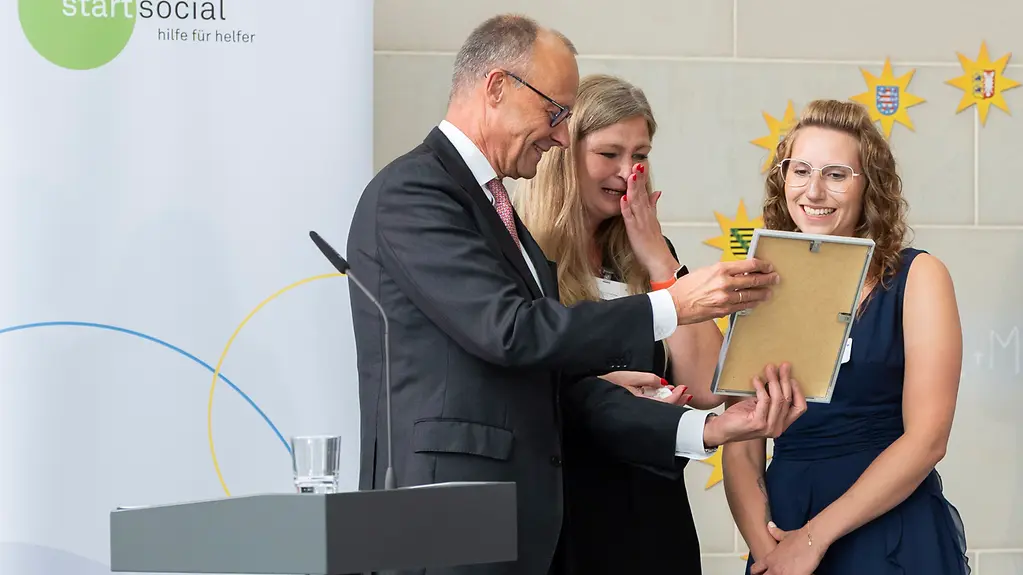 Bundeskanzler Friedrich Merz bei der Auszeichnung des Sonderpreises von Startsocial an Mitglieder des SV Triebel.