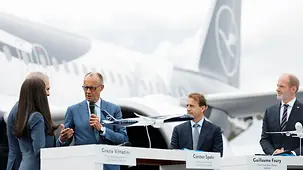 Bundeskanzler Friedrich Merz bei der internationalen Luft- und Raumfahrtmesse am Flughafen BER.