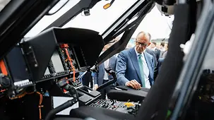 Bundeskanzler Friedrich Merz bei der internationalen Luft- und Raumfahrtmesse am Flughafen BER.