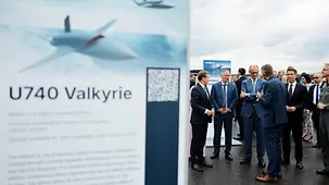 Bundeskanzler Friedrich Merz bei der internationalen Luft- und Raumfahrtmesse am Flughafen BER.