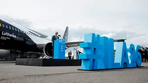 Bundeskanzler Friedrich Merz bei der internationalen Luft- und Raumfahrtmesse am Flughafen BER.