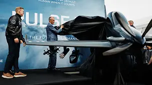 Bundeskanzler Friedrich Merz bei der internationalen Luft- und Raumfahrtmesse am Flughafen BER.
