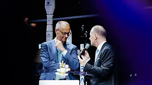 Bundeskanzler Friedrich Merz bei der internationalen Luft- und Raumfahrtmesse am Flughafen BER.
