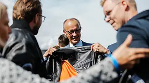 Bundeskanzler Friedrich Merz bei der internationalen Luft- und Raumfahrtmesse am Flughafen BER.