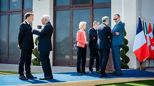 Bundeskanzler Friedrich Merz im Gespräch beim G7-Gipfel.