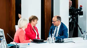 Federal Chancellor Friedrich Merz in conversation at the G7 summit.