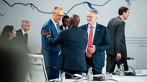 Bundeskanzler Friedrich Merz im Gespräch beim G7-Gipfel.