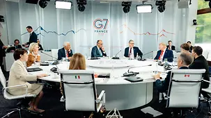 Bundeskanzler Friedrich Merz im Gespräch mit den weiteren Staats- und Regierungschefs beim G7-Gipfel.