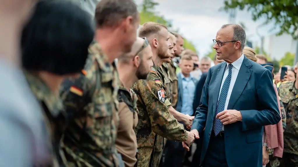 Bundeskanzler Friedrich Merz schüttelt einem Soldaten die Hand