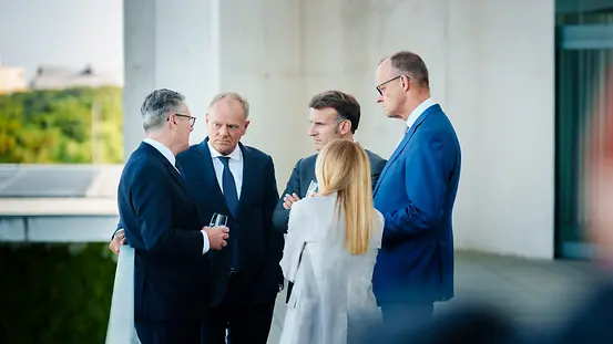 Der Bundeskanzler steht mit den Staats- und Regierungschefinnen und -chefs von Frankreich, Italien, Polen, Vereinigtes Königreich zusammen auf dem Balkon des Kanzleramts.
