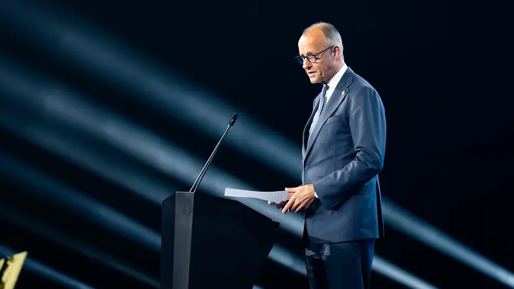 Bundeskanzler Friedrich Merz während seiner Rede bei der Ukraine Recovery Conference. 