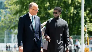 Bundeskanzler Friedrich Merz mit Bassirou Diomaye Faye, Präsident des Senegal.