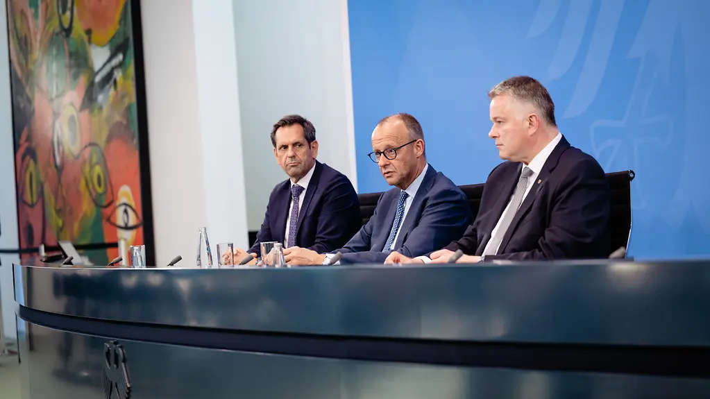 Bundeskanzler Merz mit den Ministerpräsidenten Schnieder und Lies.