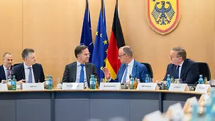 Bundeskanzler Friedrich Merz mit Nato-Generalsekretär Mark Rutte, Verteidigungsminister Pistorius und Kanzleramtschef Frei am Kabinettstisch im Verteidigungsministerium.. 