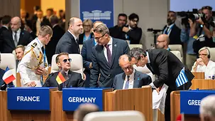 Bundeskanzler Merz mit seinem außenpolitischen Berater kurz vor Beginn der Arbeitssitzung