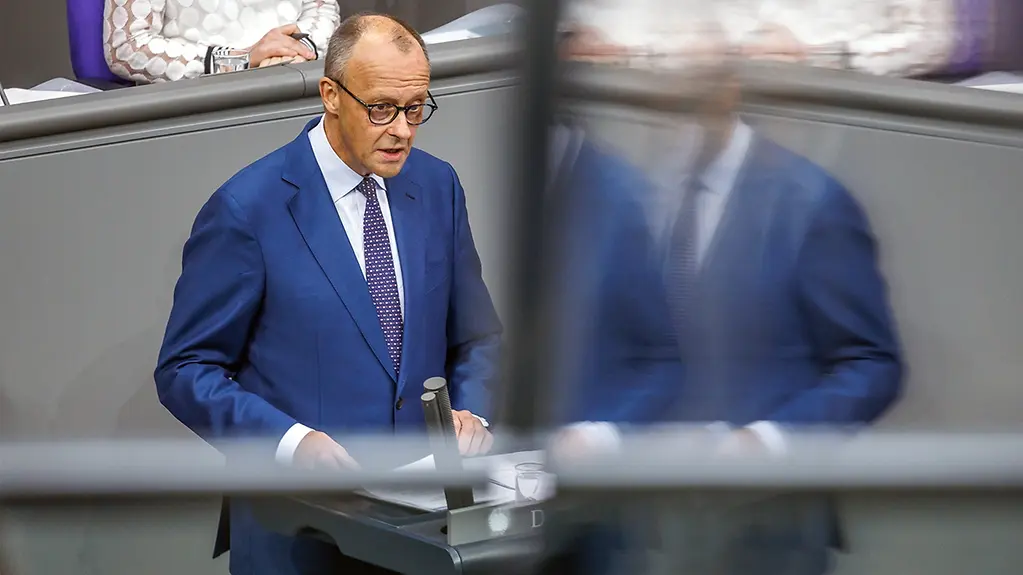 Federal Chancellor Merz at the lectern in the Bundestag.