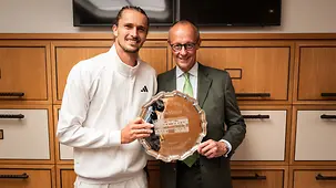 Bundeskanzler Merz und Alexander Zverev mit der Trophäe für Platz 2.