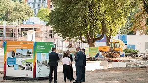 In Bad Neuenahr informiert sich der Bundeskanzler über den Stand des Wiederaufbaus des neuen Kurparks.