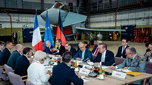 Minister des Deutsch-Französischen Verteidigungs- und Sicherheitsrats im Hangar des Fliegerhorsts Nörvenich. 