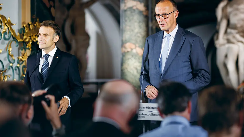 Der Bundeskanzler und der französische Präsident bei einer Pressekonferenz im Schloss Augustusburg.