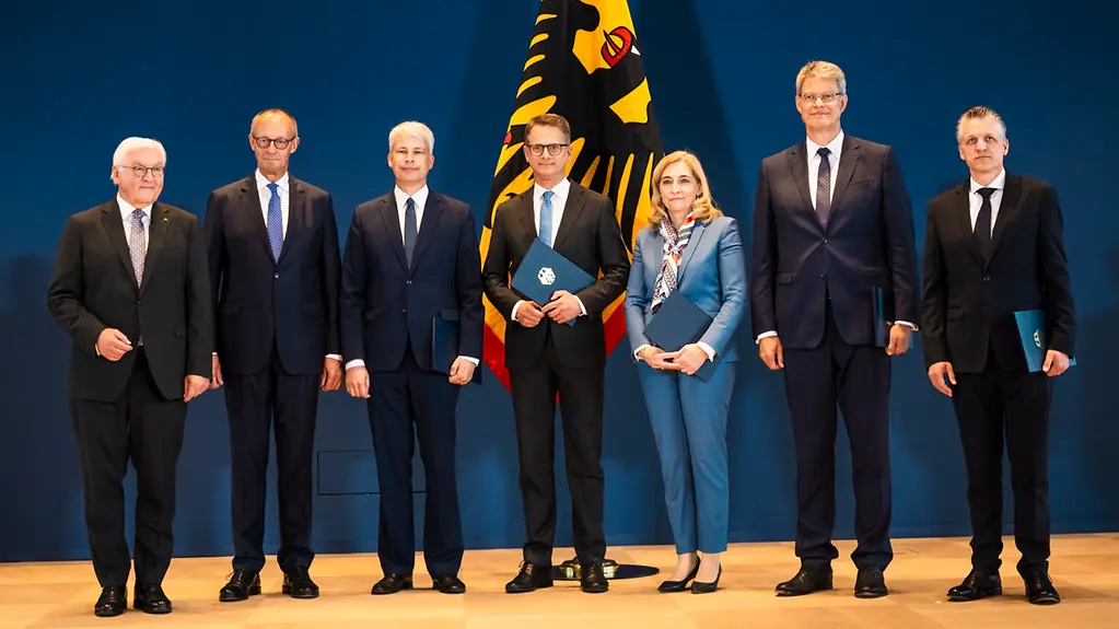 Ministerinnen und Minister sowie Kanzler Merz bei Bundespräsident Steinmeier