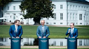 Klingbeil, Merz und Dobrindt bei der abschließenden Pressekonferenz vor dem Schloss Neuhardenberg
