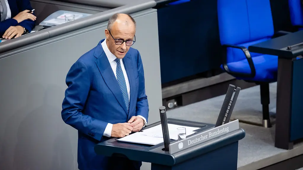 Federal Chancellor Merz at the lectern in the German Bundestag.