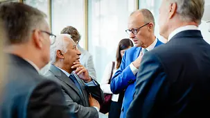 Bundeskanzler Friedrich Merz bei EU-Arktis-Gipfel im Gespräch.