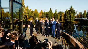 Bundeskanzler Friedrich Merz bei Familienfoto zum EU-Arktis-Gipfel.