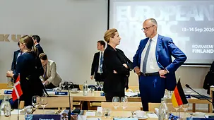 Bundeskanzler Friedrich Merz im Gespräch mit Mette Frederiksen, Ministerpräsidentin von Dänemark.