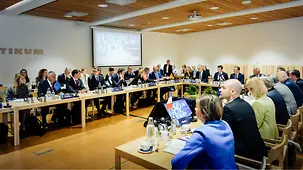Beratungen der Teilnehmerinnen und Teilnehmer beim EU-Arktis-Gipfel.