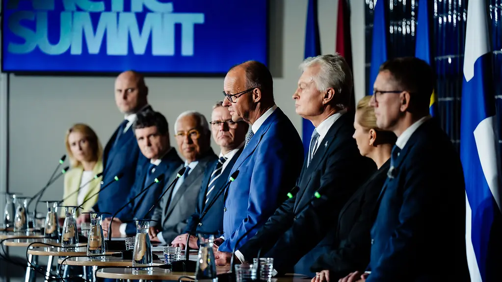 Bundeskanzler Merz mit den anderen Teilnehmerinnen und Teilnehmern des Arktis-Gipfel bei der Pressekonferenz.