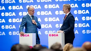 Bundeskanzler Friedrich Merz im Gespräch beim Unternehmertag des BGA.