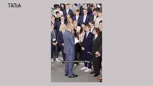Bundeskanzler Merz steht im Kanzleramt vor den Gewinnerinnen und Gewinnern des Jugend forscht-Wettbewerbs.