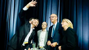 Bundeskanzler Friedrich Merz beim Besuch der Dillinger Hütte.