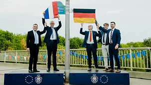 Bundeskanzler Friedrich Merz bei der Einweihung der Helmut-Kohl-Straße und der Rue François Mitterrand.