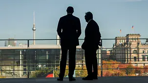 Bundeskanzler Friedrich Merz im Gespräch mit Kassim-Schomart Tokajew, Präsident von Kasachstan.