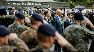 Bundeskanzler Friedrich Merz beim Besuch des deutsch-niederländischen Korps.