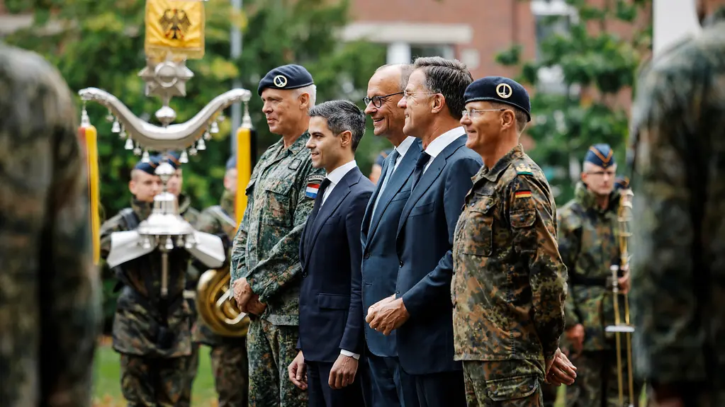 Bundeskanzler Friedrich Merz beim Besuch des deutsch-niederländischen Korps.