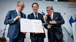 Bundeskanzler Friedrich Merz mit Mark Rutte, der den Westfälischen Friedenspreis in der Hand hält.