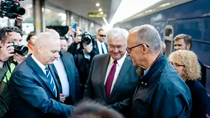 Bundeskanzler Merz am Bahnhof von Kyjiw.